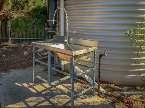 Desert Pea - Accommodation Gladstone 4