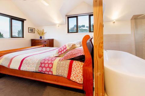 BAY VIEWS On MANNA DROMANA - Accommodation Gladstone 1