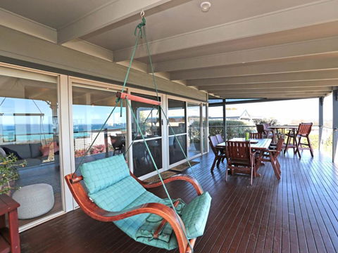 BAY VIEWS On MANNA DROMANA - Accommodation Gladstone 5