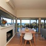 BAY VIEWS On MANNA DROMANA - Accommodation Gladstone 0