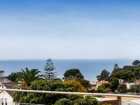 NORTH POINT RETREAT MORNINGTON - Accommodation Gladstone 4