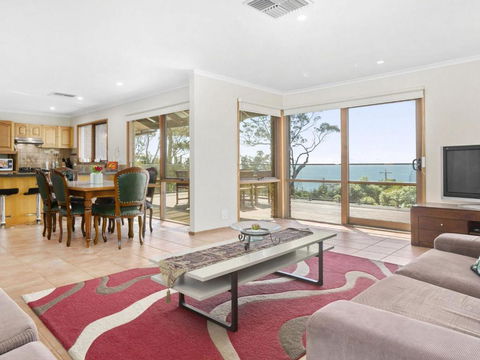 VIEWS At MCCRAE..... - Accommodation Gladstone 1