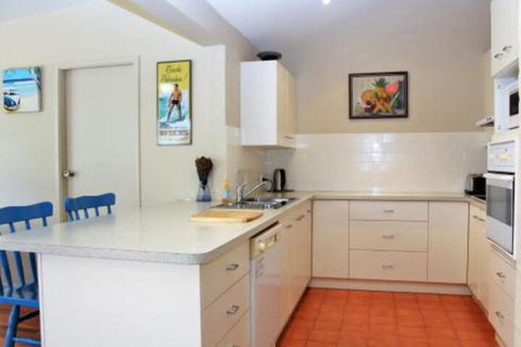 BEACHSIDE VILLA 2 - Accommodation Gladstone 2