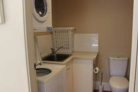 BEACHSIDE VILLA 2 - Accommodation Gladstone 7