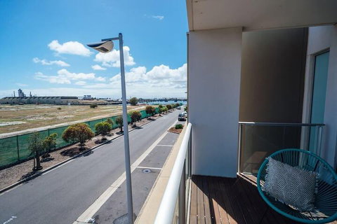 The Cove At New Port Pool Spa Sauna Gym & More - Accommodation Gladstone 2
