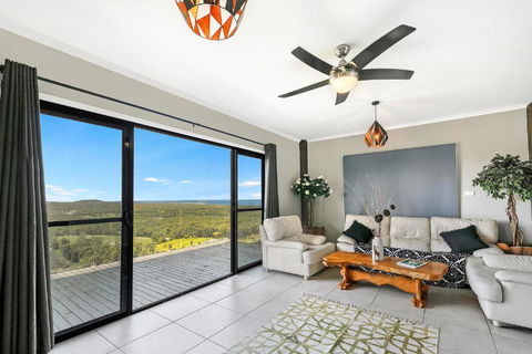 Eagles Loft - Accommodation Gladstone 4