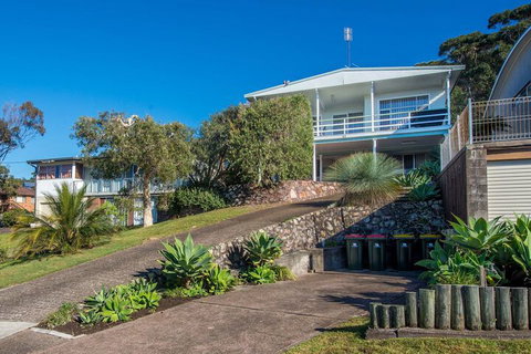 Fingal Bay Beach House 32 Lentara Street - Accommodation Gladstone 1