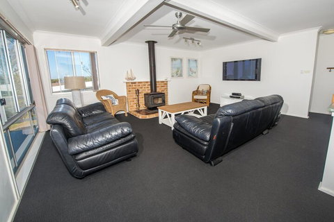 Fingal Bay Beach House 32 Lentara Street - Accommodation Gladstone 5