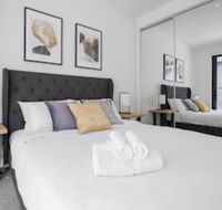 Taste of Art Stunning Townhouse Stayatmoonee Ponds - Accommodation Gladstone