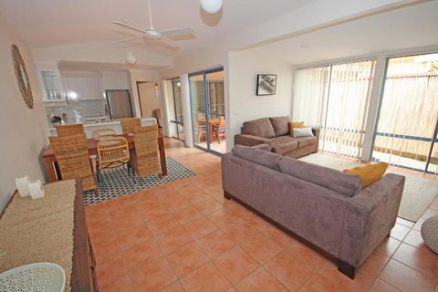 Santa Barbara - Accommodation Gladstone 1