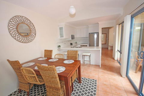 Santa Barbara - Accommodation Gladstone 2