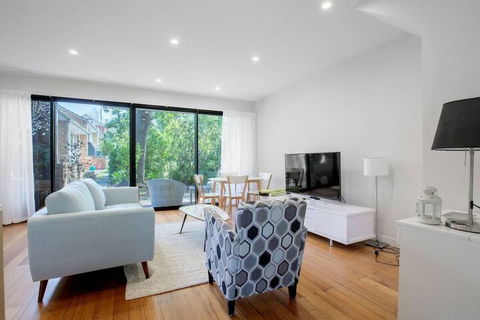 Designer Taste 2BR Townhouse@hawthorn - Accommodation Gladstone 4