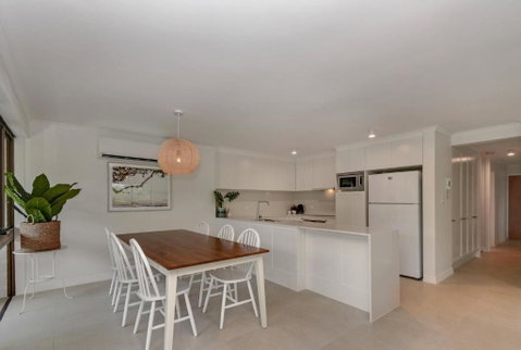 BEAUTIFULLY RENOVATED OCEANSIDE APARTMENT Lamer 9 - Accommodation Gladstone 3
