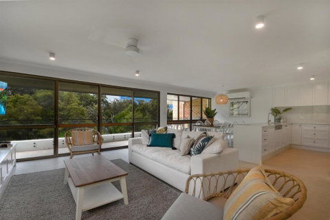 BEAUTIFULLY RENOVATED OCEANSIDE APARTMENT Lamer 9 - Accommodation Gladstone 2