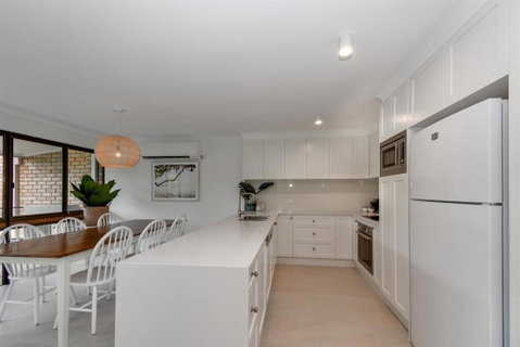 BEAUTIFULLY RENOVATED OCEANSIDE APARTMENT Lamer 9 - Accommodation Gladstone 1