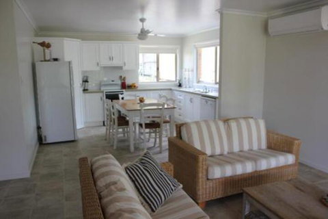2 51 Carlo Road Rainbow Beach Pets Welcome Air Conditioning Walk To The Shops - Accommodation Gladstone 0