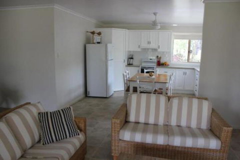 2 51 Carlo Road Rainbow Beach Pets Welcome Air Conditioning Walk To The Shops - Accommodation Gladstone 2