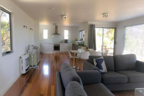 BAY Of FIRES BEACH SHACK Ocean Views From A Modern Beachhouse - Accommodation Gladstone 2