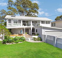 The Lake House with swimming pool - Accommodation Gladstone