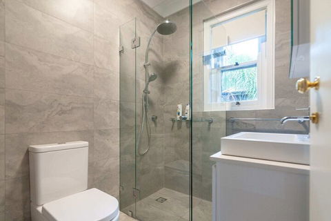 Luxurious Heritage Home With Harbour Bridge Views - Accommodation Gladstone 3