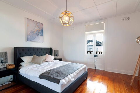 Luxurious Heritage Home With Harbour Bridge Views - Accommodation Gladstone 7
