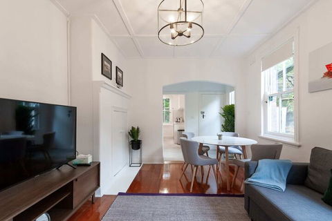 Luxurious Heritage Home With Harbour Bridge Views - Accommodation Gladstone 6