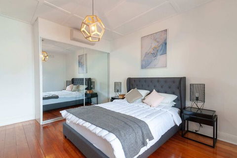Luxurious Heritage Home With Harbour Bridge Views - Accommodation Gladstone 2