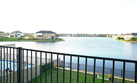 Waterfront Villa In Sanctuary Lakes - Accommodation Gladstone 2