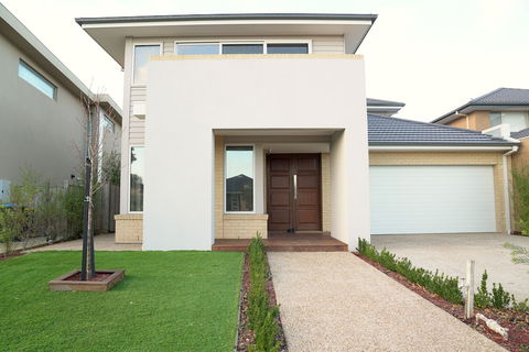 Waterfront Villa In Sanctuary Lakes - Accommodation Gladstone 1