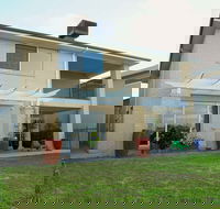 Waterfront Villa in Sanctuary Lakes - Accommodation Gladstone