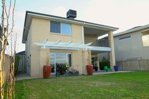 Waterfront Villa In Sanctuary Lakes - Accommodation Gladstone 0