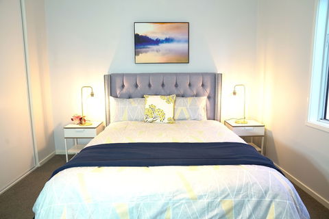 Waterfront Villa In Sanctuary Lakes - Accommodation Gladstone 6