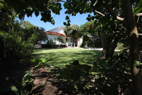 The Curtin Family Home - Accommodation Gladstone 6