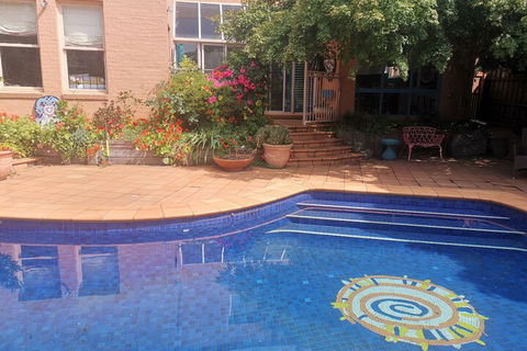 Stylish Comfortable Central Artists Home - Accommodation Gladstone 3