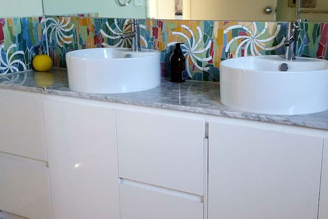Stylish Comfortable Central Artists Home - Accommodation Gladstone 6