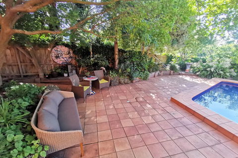 Stylish Comfortable Central Artists Home - Accommodation Gladstone 2