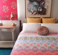 Stylish Comfortable Central Artists Home - Accommodation Gladstone