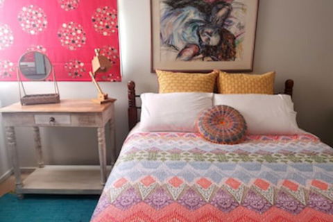 Stylish Comfortable Central Artists Home - Accommodation Gladstone 0