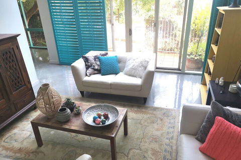 Stylish Comfortable Central Artists Home - Accommodation Gladstone 4