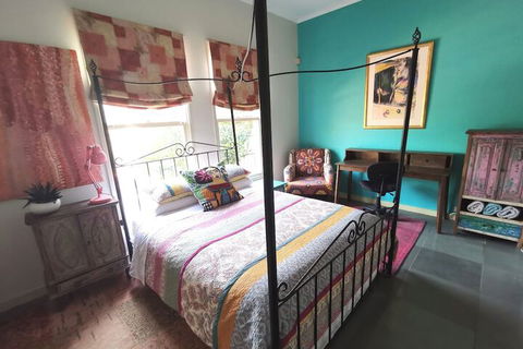 Stylish Comfortable Central Artists Home - Accommodation Gladstone 7