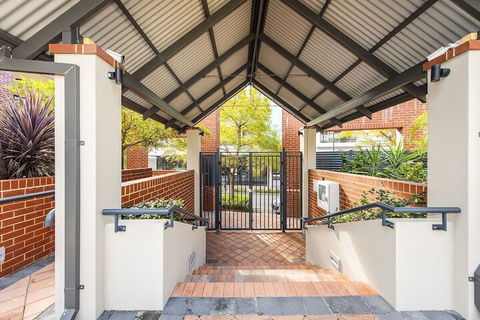 Subiaco Emporium Apartment - Accommodation Gladstone 3