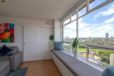 Bright 1 Bedroom Studio With Amazing City Views - Accommodation Gladstone 2