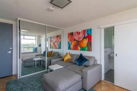 Bright 1 Bedroom Studio With Amazing City Views - Accommodation Gladstone 1