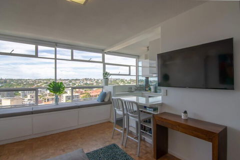 Bright 1 Bedroom Studio With Amazing City Views - Accommodation Gladstone 7