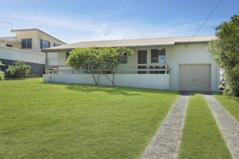 Baileys Beach House - Accommodation Gladstone 0