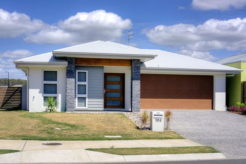 Pet Friendly, New House Peregian Breeze Drive, Peregian Beach - Accommodation Gladstone 2