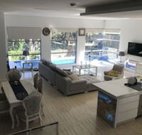 Luxury big house cinema pool many guests - Accommodation Gladstone