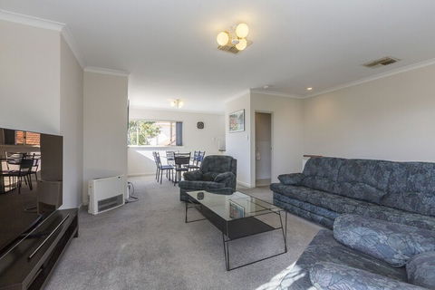 The Burswood Townhouse - Accommodation Gladstone 4