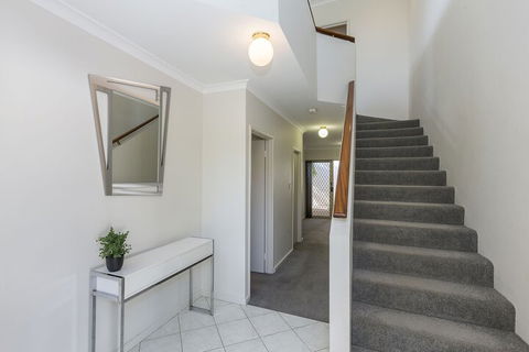The Burswood Townhouse - Accommodation Gladstone 2