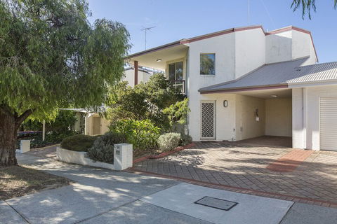 The Burswood Townhouse - Accommodation Gladstone 1